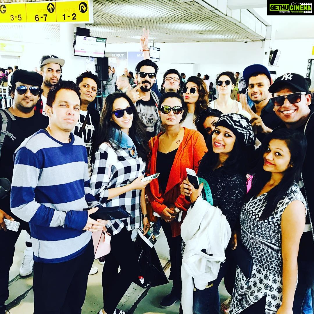 Anveshi Jain Instagram - The SA team #celebrityshow#performers#celebrationight#spotme#spotzayedkhan