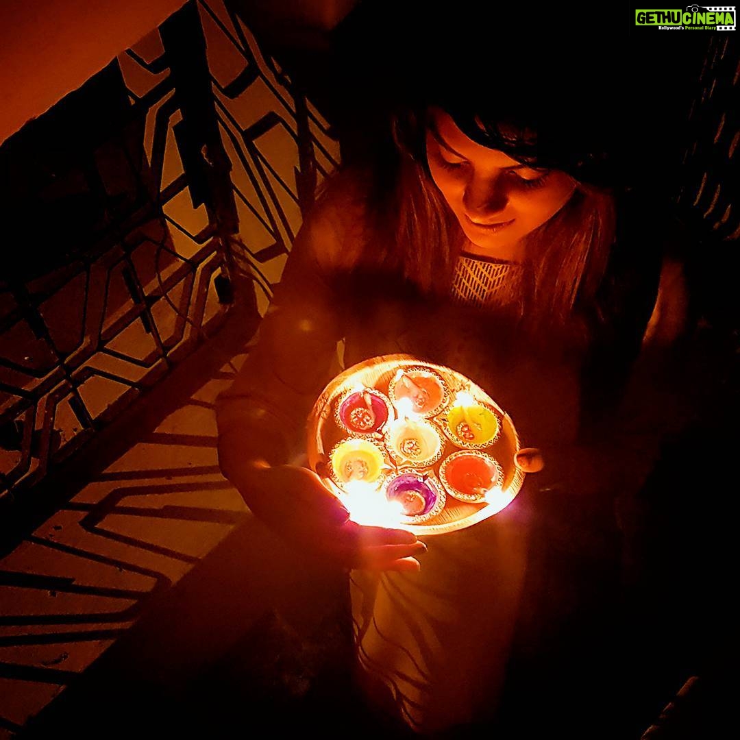 Anveshi Jain Instagram - #diwalicelebrations#happydiwali#festival #candid #picture#instagood #instapic#lights