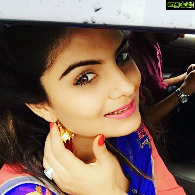 Anveshi Jain Instagram - #ethnic#weddingfun #instagram #instapose #itsshowtime #memories #ilookgoodtho #browneyed#earringsoftheday #earingswag #indianwedding #brothersister #missingit #missingmumbailife