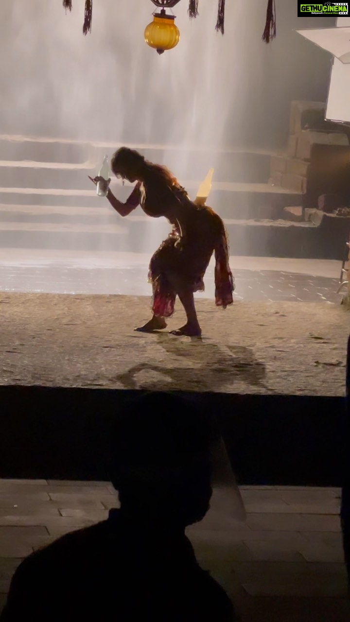 Anveshi Jain Instagram - BTS !!! More on the way !!! I would love to share my journey of shooting Seesa …❤️ I remember my back was hurting bad while doing this sequence but the set and the vibe was ….🤩🤩🤩🤩😎 Listen to the full song … song link is in bio ❤️🎁 #bts #naaperuseesa #anveshijain #raviteja #love #dance #instagood #instagram #reels #behindthescenes