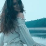 Anveshi Jain Instagram – Cover song credits :-
Sung & Performed by @anveshi25 
Music supervisor – @azeemdayani 
Song mixed & mastered by- @ericpillai 
Special thanks – @shaansay 

Original song credits:- 
Soundtrack composed by – @tanishk_bagchi 
Singers @jubin_nautiyal @aseeskaurmusic 
@sonymusicindia @dharmamovies 
@sidmalhotra
@kiaraaliaadvani
@azeemdayani
@kaashent 

#raataanlambiyan❤️ #shershaah #200million #views #billboard #anveshijain #cover #song #outnow