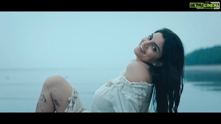 Anveshi Jain Instagram - My cover song “Raataan lambiyaan” coming tomorrow . I can’t wait to share my voice with you ! Special Thanks to @azeemdayani to make it happen 💝 @dharmamovies @karanjohar @sonymusicindia @azeemdayani @sidmalhotra @kiaraaliaadvani @jubin_nautiyal @aseeskaurmusic #raataanlambiyan❤️ #cover #anveshijain #dharma #sony #love India