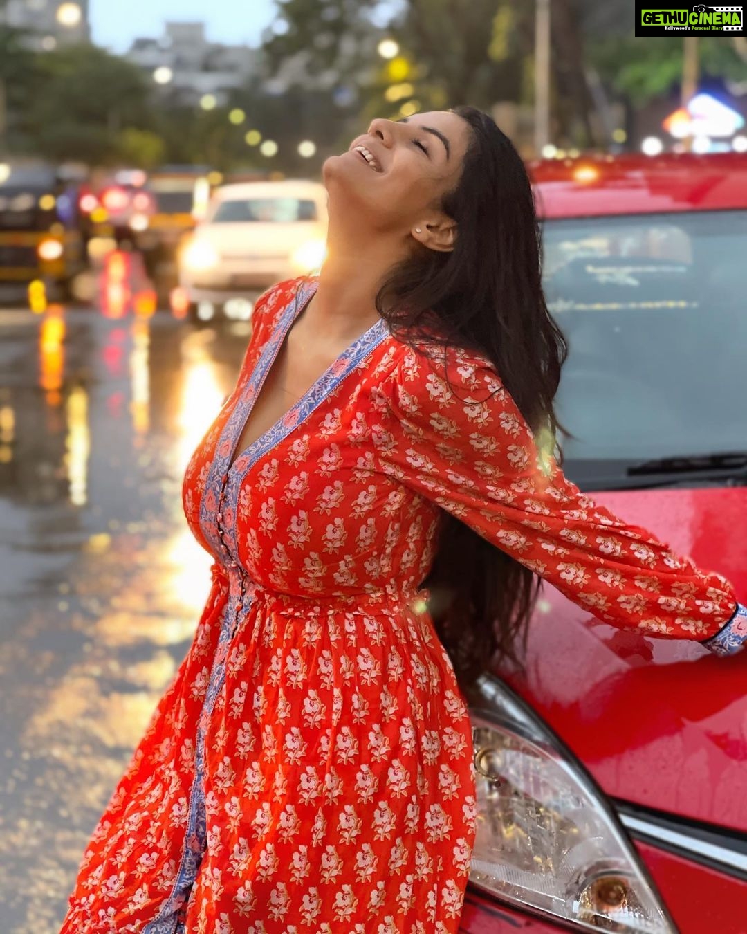 Anveshi Jain Instagram - You can clearly tell mujhe baarish behad pasand hai !! Apko inme se konsi picture acchi lagi ? I love the first one .. glossy roads & lights are adding such beautiful elements to the frame ! #love #rains #instagood #instagram #photography #photoshoot #ootd #evening #vibes #instadaily #anveshijain
