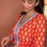 Anveshi Jain Instagram - Oh these are damn good ones !!! Books nahi padni to YouTube pe Hindi me summaries hai ! Ya phir Amazon se order karlo , books are always an asset. Btw : do you know what “orange colour indicates ? EMOTION: Warmth Independant Fun & creative USED TO : Draw attention 😛 Communicate fun Express freedom Stimulate INDUSTRY : Art Entertainment Food Sports Transportation #goodreads #oftheweek #love #orange #color