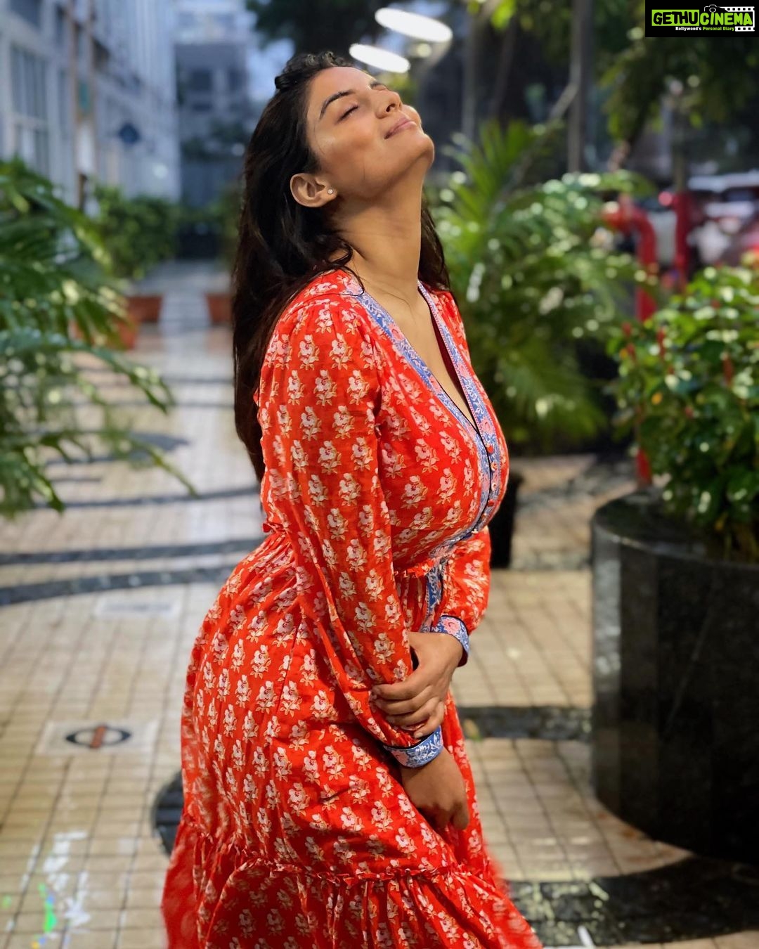 Anveshi Jain Instagram - You can clearly tell mujhe baarish behad pasand hai !! Apko inme se konsi picture acchi lagi ? I love the first one .. glossy roads & lights are adding such beautiful elements to the frame ! #love #rains #instagood #instagram #photography #photoshoot #ootd #evening #vibes #instadaily #anveshijain