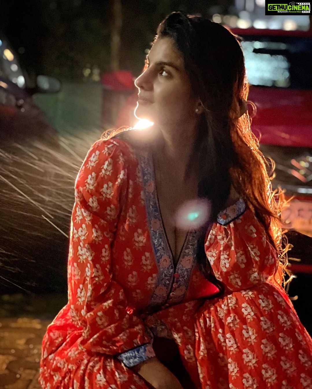 Anveshi Jain Instagram - You can clearly tell mujhe baarish behad pasand hai !! Apko inme se konsi picture acchi lagi ? I love the first one .. glossy roads & lights are adding such beautiful elements to the frame ! #love #rains #instagood #instagram #photography #photoshoot #ootd #evening #vibes #instadaily #anveshijain