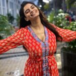 Anveshi Jain Instagram - You can clearly tell mujhe baarish behad pasand hai !! Apko inme se konsi picture acchi lagi ? I love the first one .. glossy roads & lights are adding such beautiful elements to the frame ! #love #rains #instagood #instagram #photography #photoshoot #ootd #evening #vibes #instadaily #anveshijain