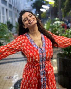 Anveshi Jain Instagram - You can clearly tell mujhe baarish behad pasand hai !! Apko inme se konsi picture acchi lagi ? I love the first one .. glossy roads & lights are adding such beautiful elements to the frame ! #love #rains #instagood #instagram #photography #photoshoot #ootd #evening #vibes #instadaily #anveshijain