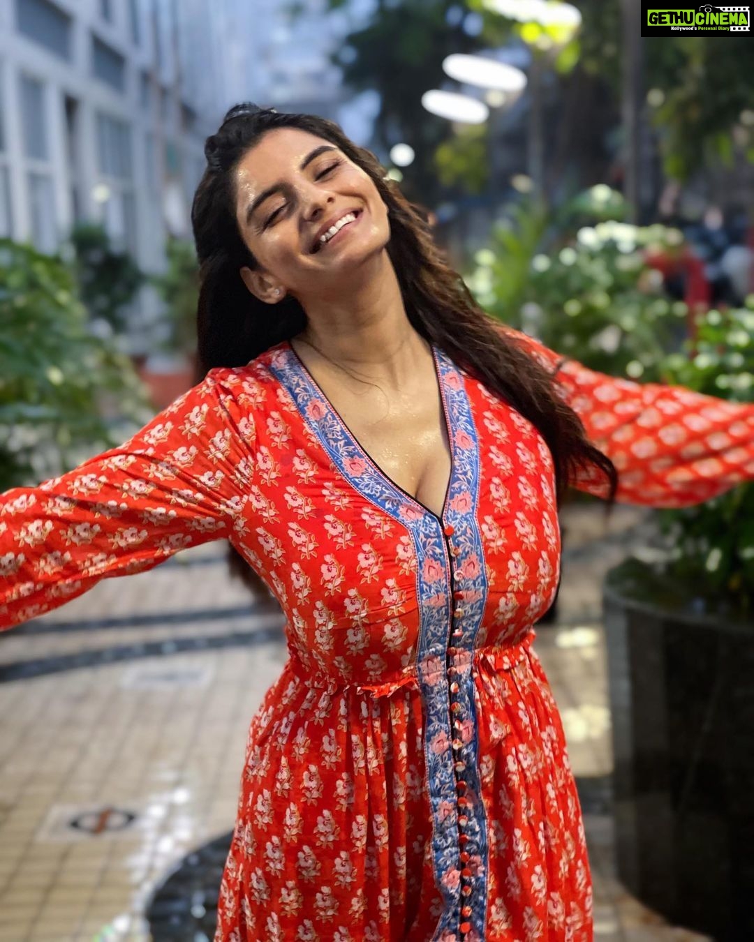 Anveshi Jain Instagram - You can clearly tell mujhe baarish behad pasand hai !! Apko inme se konsi picture acchi lagi ? I love the first one .. glossy roads & lights are adding such beautiful elements to the frame ! #love #rains #instagood #instagram #photography #photoshoot #ootd #evening #vibes #instadaily #anveshijain