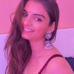 Anveshi Jain Instagram - Help me decide what should I wear tonight -Western or Indian ? Let’s poll ! See you at 10:30 pm . Mumbai, Maharashtra