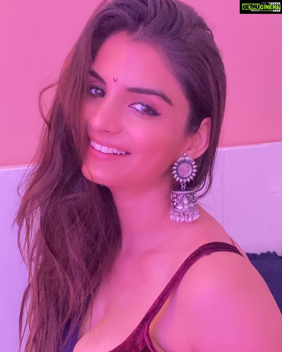 Anveshi Jain Instagram - Help me decide what should I wear tonight -Western or Indian ? Let’s poll ! See you at 10:30 pm . Mumbai, Maharashtra