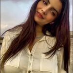 Anveshi Jain Instagram - I have been trying to come live here and on the app , just that it’s raining here too . Network is quite bad . I miss you❤️ I will come n see you tomorrow.