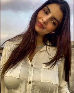 Anveshi Jain Instagram - I have been trying to come live here and on the app , just that it’s raining  here too . Network is quite bad . I miss you❤️ I will come n see you tomorrow.