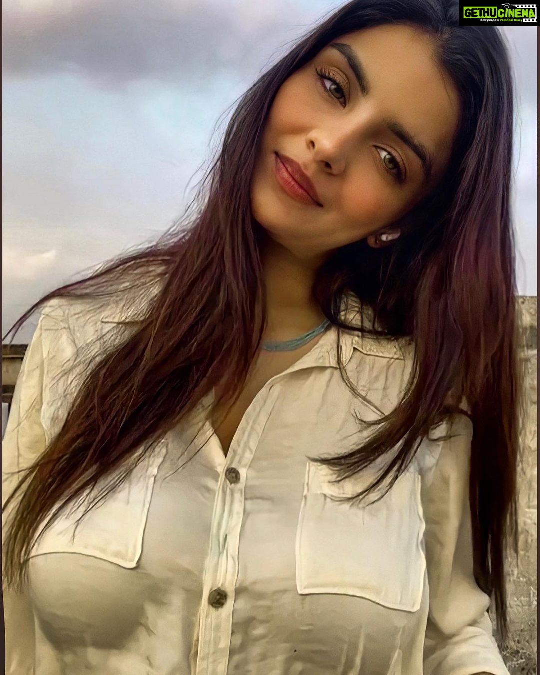 Anveshi Jain - 268.2K Likes - I have been trying to come live here and on the app , just that itās raining here too . Network is quite bad . I miss youā¤ļø I will come n see you tomorrow.