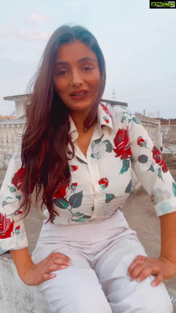 Anveshi Jain Instagram - Kisi ne comment Kia laga tha aap Amir hogi ... 😂background dekh ke ! Mere hometown hai yaar !! Sab kuch nahi badalta , na hi badalna chahiye .. kacche aangan , barish ki Khusboo aur sham ki azaan sunne ki baat hi alag hai ..