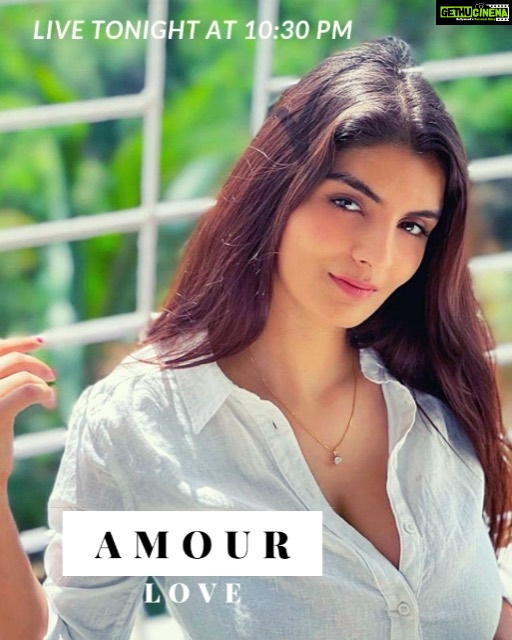 Anveshi Jain Instagram - I gave you my word ki Mumbai aane ke baad I will be around you . Ab aa gyi hu , mumbai me weather is great but missing mom-dad a bit too much , so engaging myself In reading Alan Watts theory about “Falling in Love “. Why we don’t say rising into love ? Let’s talk about our conditioning & inhibitions about Love only on Anveshi Jain App at 10:30 pm ! I am always around . #anveshijain #love #back #mumbai #india #instadaily #live #10:30#itsadate Mumbai, Maharashtra