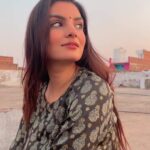 Anveshi Jain Instagram - Discussing a book that calms the mind in bad times .