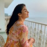 Anveshi Jain Instagram - I think I have surpassed the stage of putting common captions about motivation and life . Truth is I am patiently waiting for things to get better . Itne karib se kabhi aisi situation face nahi ki hai . Including my family everyone I know is going through a tough time isliye a constant sense of being lost bana rehta hai . For some strange reason social media is distracting me in a good way and I feel little uplifted when I try and share things that I read with you . I know you like my Instagram a certain way but hot pictures aren’t going to make enough of a difference at this point. I will be sharing some very important YouTube videos along with their channel names for you to watch . Hope milegi , accha feel hoga kyu ki good mindset is everything or jab time hai to let’s learn about healing ourselves. India