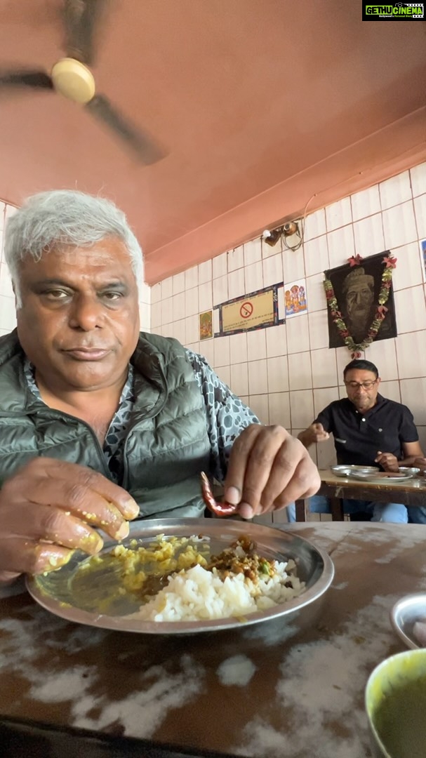 Ashish Vidyarthi Instagram - Delicious Makki ki Roti, Kali Daal aur Kadhi Chawal at Bahadur dhaba before Mandi at Bhagi Banora on Manali Highway near Bilaspur😍😋 #dhaba #reelitfeelit #reelkarofeelkaro #dhabafood #makkekiroti #kalidaal #kadhichawal #food #foodie #ashishvidyarthi #actorvlogs #actorslife #bts #yummy #foodreels #ashishvidyarthiactorvlogs