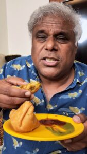 Ashish Vidyarthi Instagram - Tag a Samosa Lover 😉🤗♥️

 #samosa #lover #reels #reelitfeelit #birthday #friedlove #surbhisweets #malad #mumbai #streetfood #food #foodreels #swiggy #reelsinstagram