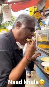 Ashish Vidyarthi Instagram - Million Ek Number Nahi.... Million Ek Feeling Hai! 

मैं अकेला ही चला था जानिब-ए-मंज़िल मगर...

लोग साथ आते गए और कारवाँ बनता गया!

Thank a Million for joining me in this journey.

We shall continue to walk together, sharing amazing moments of life.

Dil Se Shukriya ❤️🙏🏽

@ashishvidyarthi1 

Music credits-@makmallarmusic 

#reels #reelitfeelit #reelkarofeelkaro #1million #instagram #facebook #youtube #travel #food #foodreels #instagood #instafood #actorslife #bts #actorvlogs #thankyou #shukriya #ashishvidyarthi #ashishvidyarthiactorvlogs