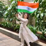 Ashnoor Kaur Instagram - Happy Independence Day🇮🇳🤍 . . . #IndiaAt75 #ProudIndian #HarGharTiranga Wearing @ambraee_