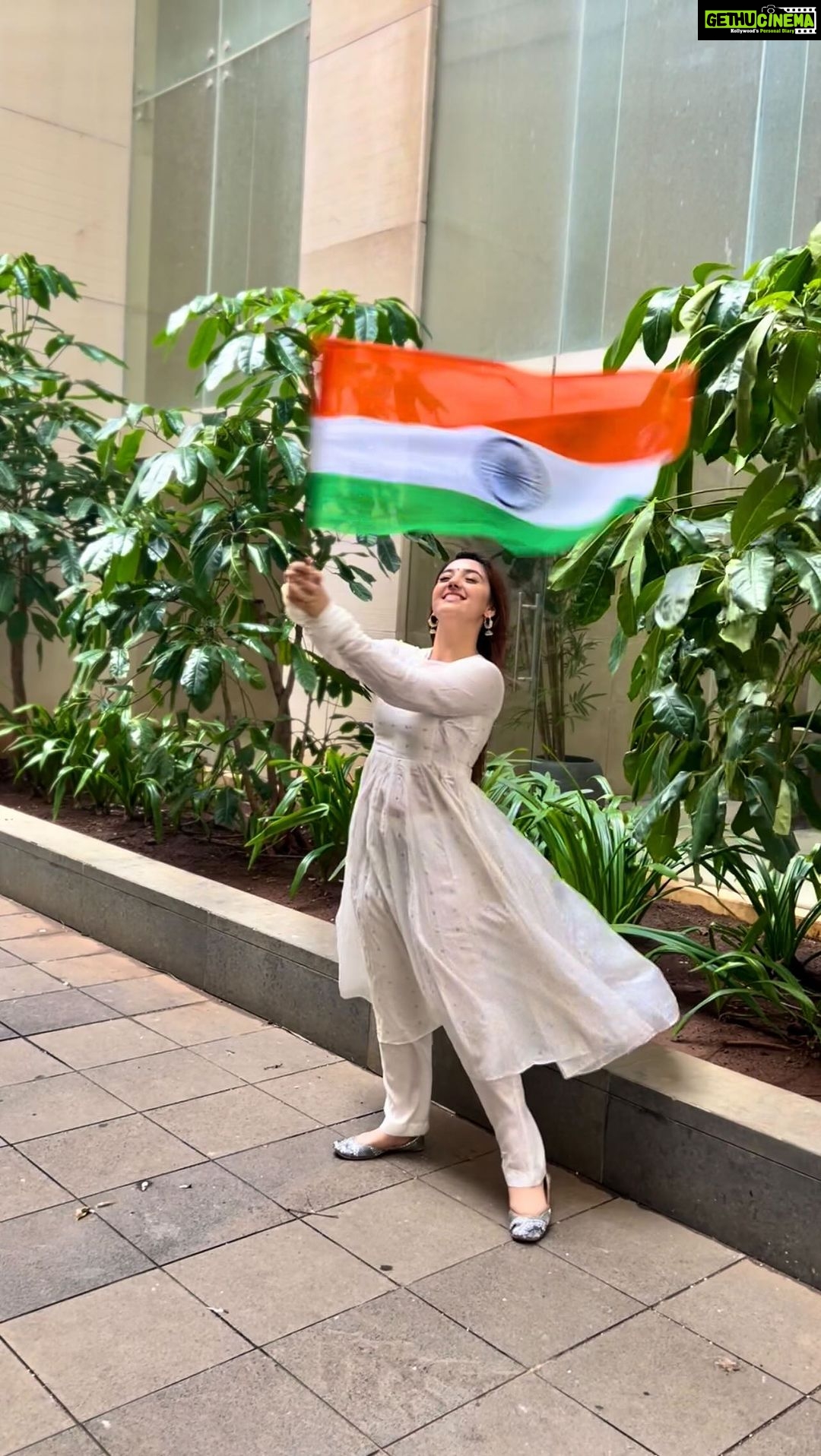 Ashnoor Kaur Instagram - Happy Independence Day🇮🇳🤍 . . . #IndiaAt75 #ProudIndian #HarGharTiranga Wearing @ambraee_