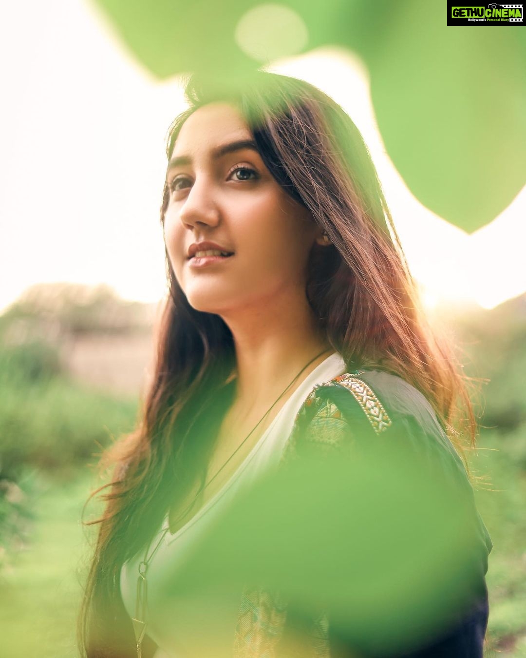 Ashnoor Kaur Instagram - Raindrop, droptop.. Hustle in life, nonstop✨