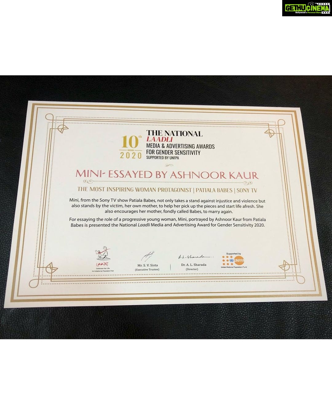 Ashnoor Kaur Instagram - First of 2021- ‘Most inspiring woman protagonist of the year’❤️✨ It’s been 10 months since the show has gone off air, but am still receiving appreciation for ‘Mini’-that’s the power of #PatialaBabes ❤️ Thank you so much for the support always @rajitawriter @sonytvofficial @beingyusufansari @aadatan_fitoori @harshkankeshwar @akash.jain1890 , the amazingly lovely cast and the entire crew team❤️ Thank you #laadlifoundation for the honour- The laadli gender sensitivity awards, at a national level... This is ours, my lovely fans, well wishers & Ashnoorians!!! Love you all, thank you for always supporting & loving me❤️