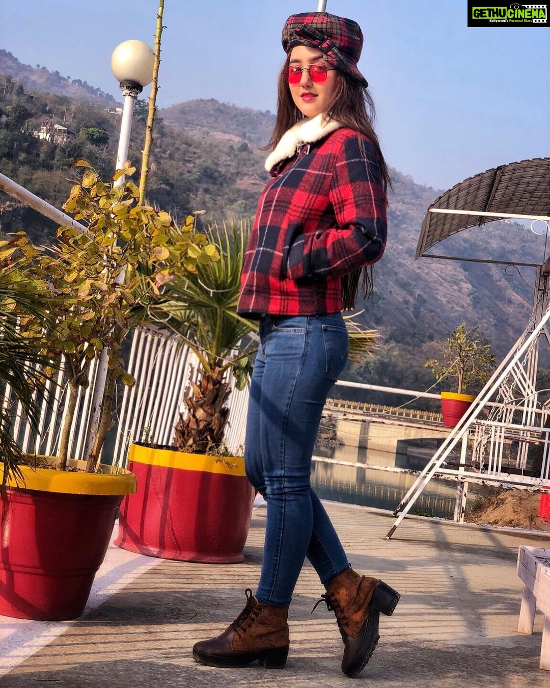 Ashnoor Kaur Instagram - Wear whatever, red or pink, just don’t be affected by what the society thinks❤️ #ashnoorwrites . . Wearing this lovely cozy jacket gifted by the person I love sooo much @rajitawriter ❤️ Wearing this reminds me of your warmth🤗