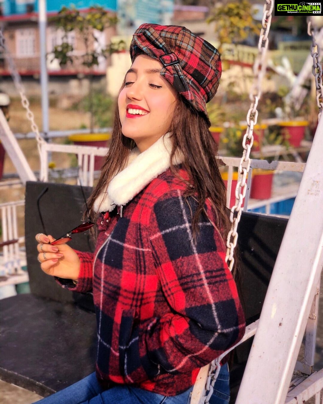 Ashnoor Kaur Instagram - Wear whatever, red or pink, just don’t be affected by what the society thinks❤️ #ashnoorwrites . . Wearing this lovely cozy jacket gifted by the person I love sooo much @rajitawriter ❤️ Wearing this reminds me of your warmth🤗
