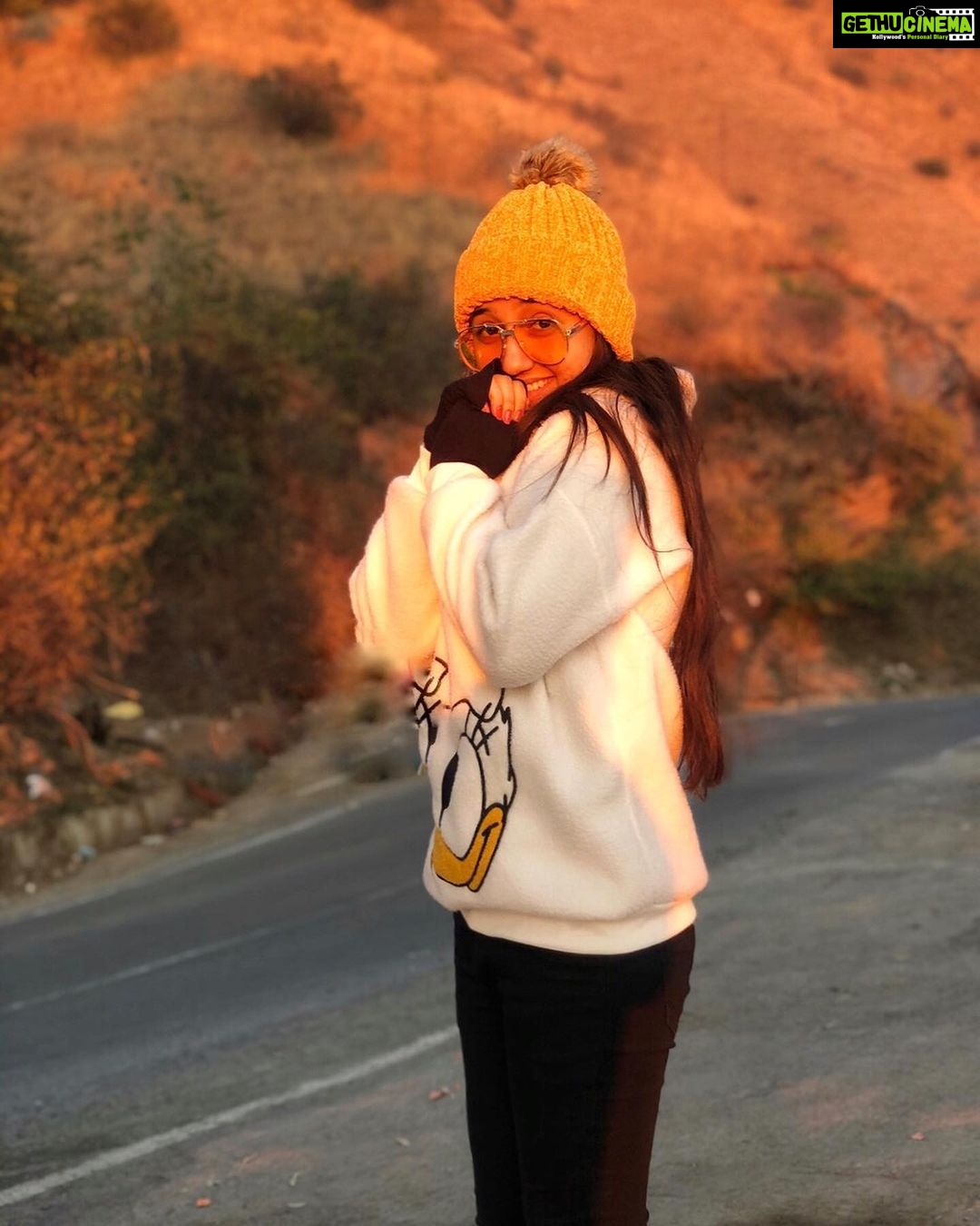 Ashnoor Kaur Instagram - Forever the girl who gets excited when the sky is in pretty colours✨🧡 . . Thand hai bosss!!! Guess where am I off to?😁👀 #Hills #GoldenHour . Wearing @pankhclothing 📸 @kauravneet79 In The Hills