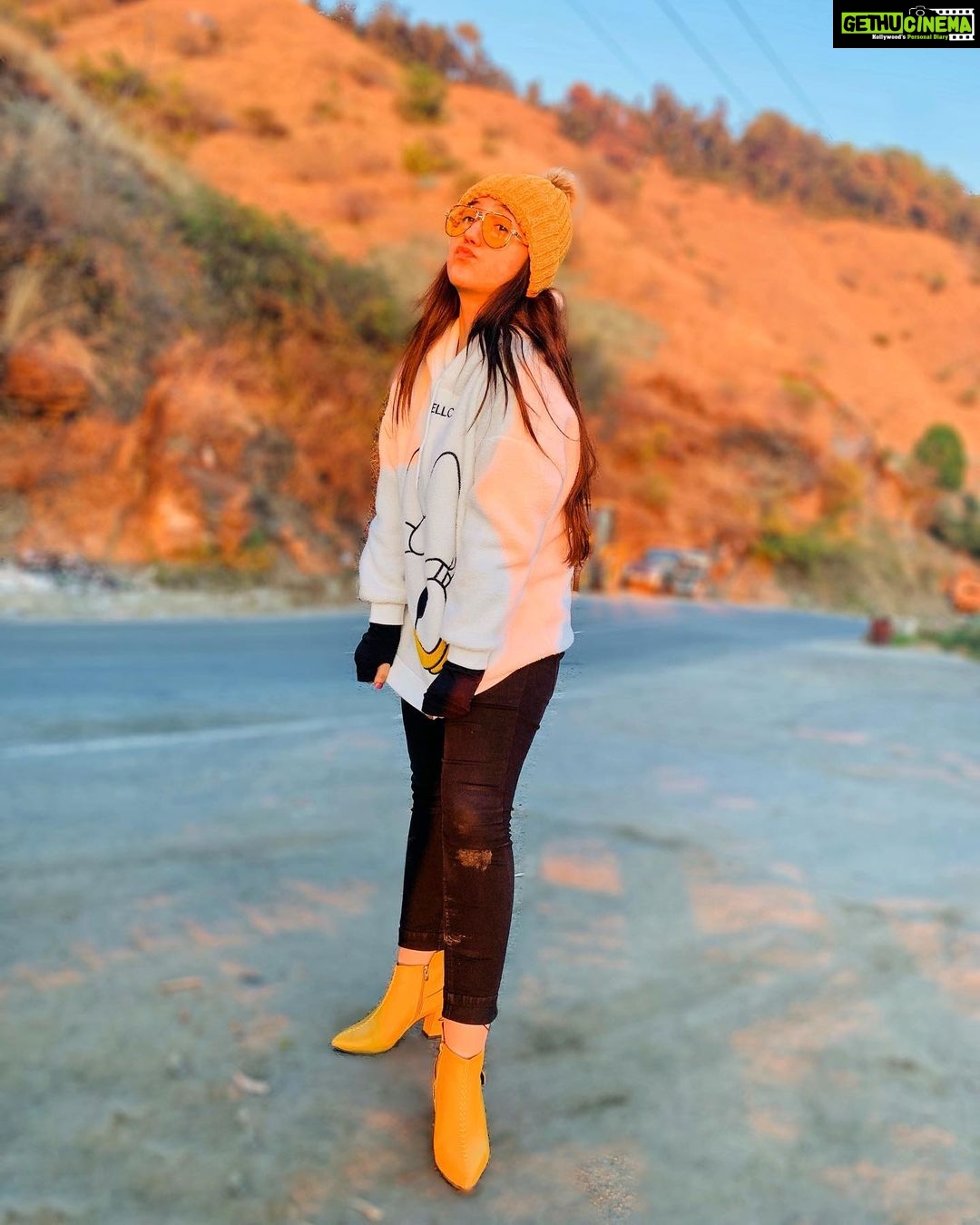 Ashnoor Kaur Instagram - Forever the girl who gets excited when the sky is in pretty colours✨🧡 . . Thand hai bosss!!! Guess where am I off to?😁👀 #Hills #GoldenHour . Wearing @pankhclothing 📸 @kauravneet79 In The Hills