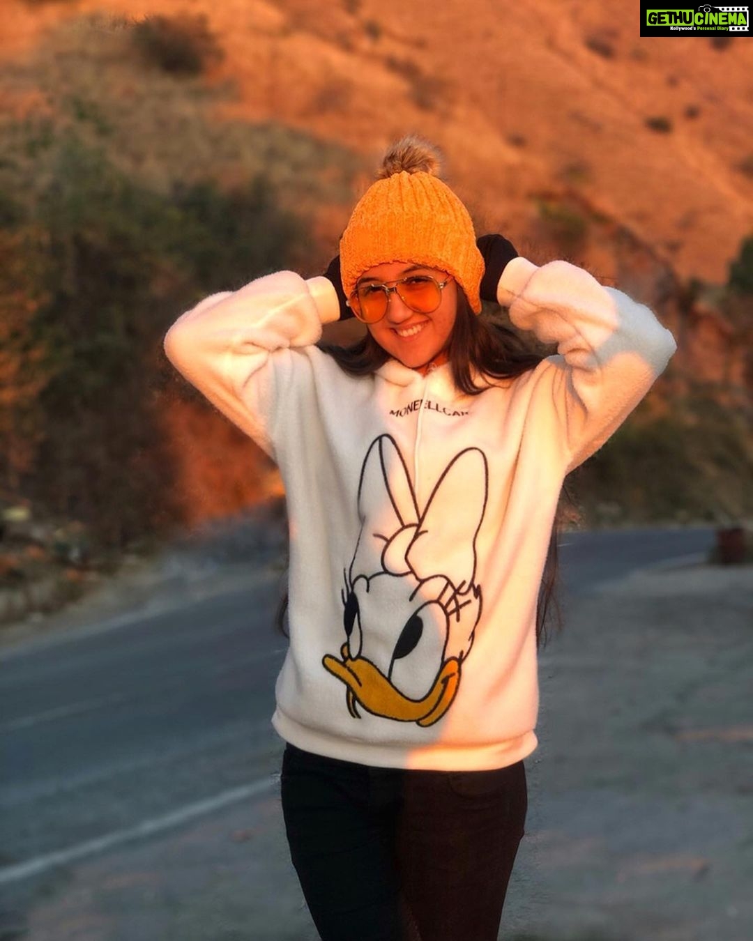 Ashnoor Kaur Instagram - Forever the girl who gets excited when the sky is in pretty colours✨🧡 . . Thand hai bosss!!! Guess where am I off to?😁👀 #Hills #GoldenHour . Wearing @pankhclothing 📸 @kauravneet79 In The Hills