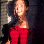 Ashnoor Kaur Instagram - The sunlight paints us in beautiful golds, the eyes convey what our tongue holds✨❤️ #ashnoorwrites