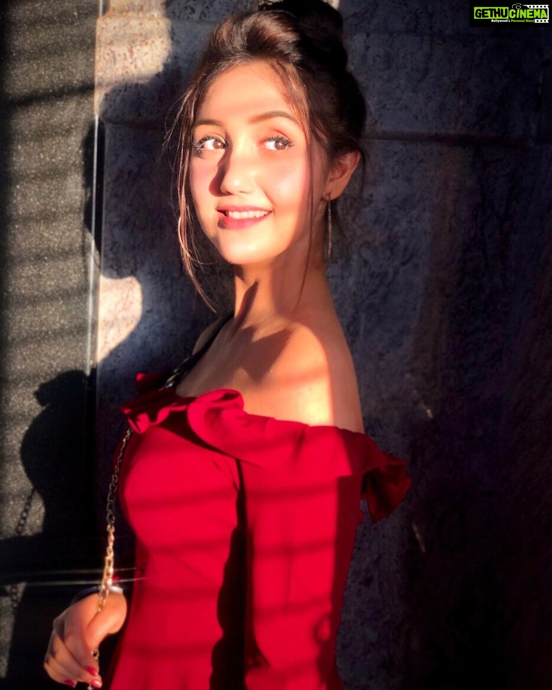 Ashnoor Kaur Instagram - The sunlight paints us in beautiful golds, the eyes convey what our tongue holds✨❤️ #ashnoorwrites