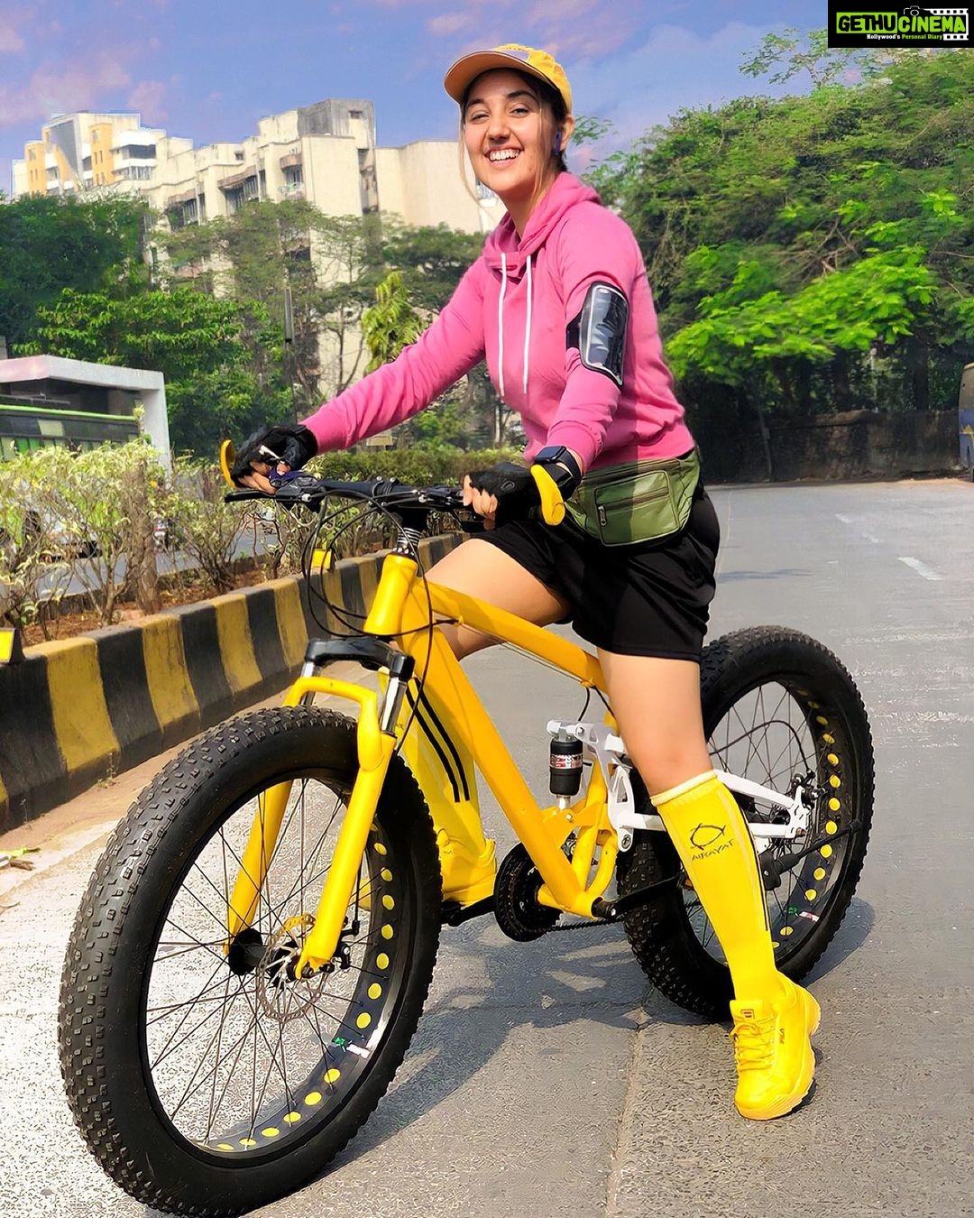 Ashnoor Kaur Instagram - Motivated, determined and ready to slay the day💗 . . #MondayMotivation #MondayMorning #StayFit