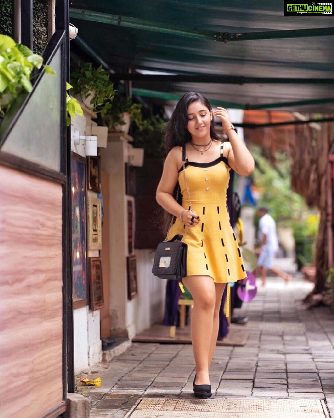 Ashnoor Kaur Instagram - Happy Sunday ya’ll💛