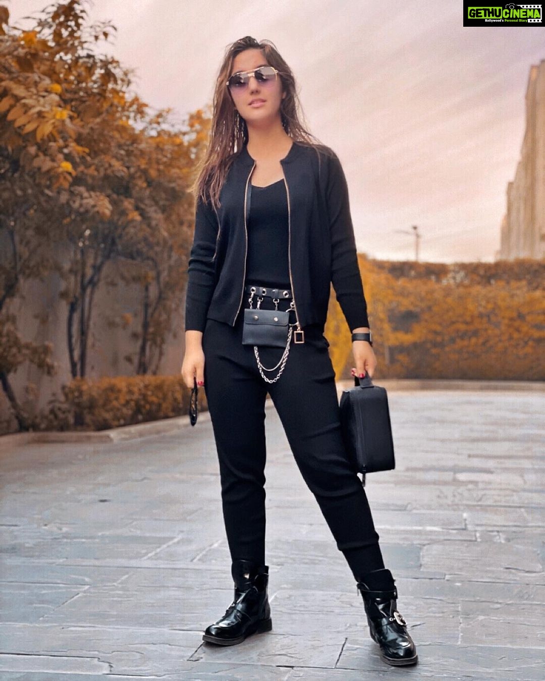 Ashnoor Kaur Instagram - Work hard, conquer, and then never look back✨ . Bring it on 2021!!!🔥 What are your new year resolutions? . . Wearing @frenesifashion 📸 @thesiddharthnigam (Uhmmm, I don’t forget the credits ok😛)