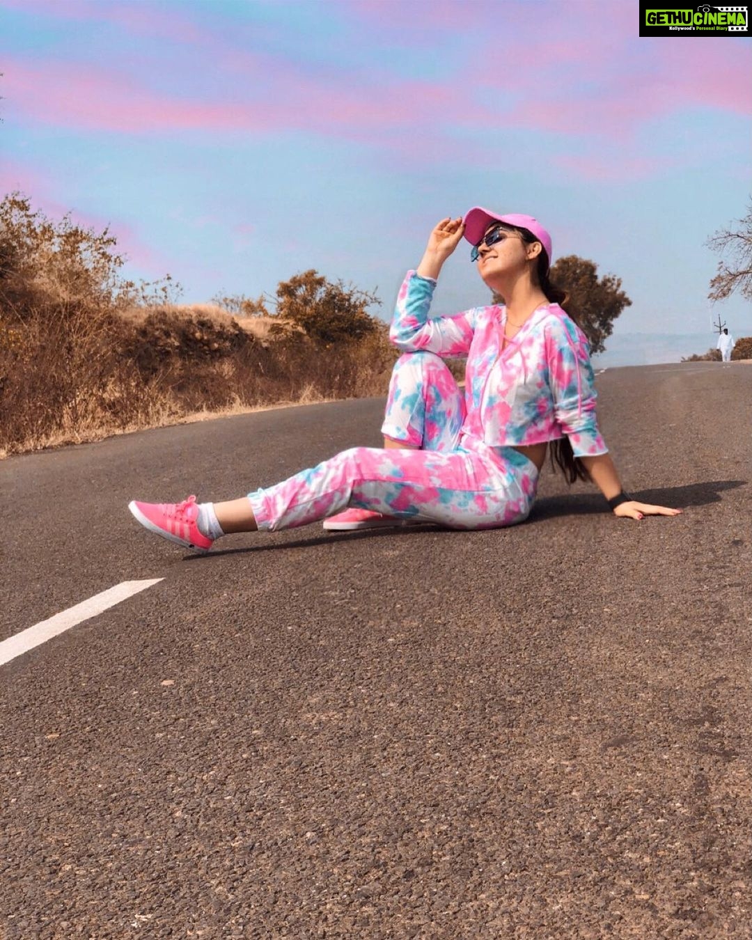 Ashnoor Kaur Instagram - And here’s the #lastpost of 2020💗 It surely has been an extreme year, but we can’t let the negative aspects overshadow the teachings it gave us, to appreciate the little things in life, the positive impacts it had on Mother Nature... All in all, what I can say is, thank you 2020!!! You will always be remembered, and when you will be mentioned in the future, I’m gonna look back with a smile and lots of nostalgia and say, “Oh yes, it was ‘the’ year!!!” You taught me so many things, and I’m gonna try and carry forward the wonderful teachings you have given me!!💗 #thankful #grateful #blessed