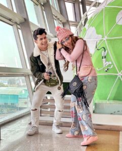 Ashnoor Kaur Instagram - Thanks Delhi, for the freezing breezes and the warm memories✨🥰❤️ 
It was lovely working with you buddyyy @thesiddharthnigam 💪🏻🔥 Swipe to watch our ‘buddy vibes’😂🤪 
.
#AirportLook #WhatIWore #ashnoorstylediaries 
Wearing @pankhclothing
Beanie @juneberry__official
Bumbag @1clickgrab