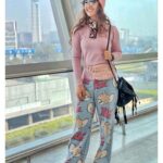 Ashnoor Kaur Instagram - Thanks Delhi, for the freezing breezes and the warm memories✨🥰❤️ It was lovely working with you buddyyy @thesiddharthnigam 💪🏻🔥 Swipe to watch our ‘buddy vibes’😂🤪 . #AirportLook #WhatIWore #ashnoorstylediaries Wearing @pankhclothing Beanie @juneberry__official Bumbag @1clickgrab
