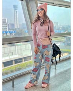 Ashnoor Kaur Instagram - Thanks Delhi, for the freezing breezes and the warm memories✨🥰❤️ 
It was lovely working with you buddyyy @thesiddharthnigam 💪🏻🔥 Swipe to watch our ‘buddy vibes’😂🤪 
.
#AirportLook #WhatIWore #ashnoorstylediaries 
Wearing @pankhclothing
Beanie @juneberry__official
Bumbag @1clickgrab