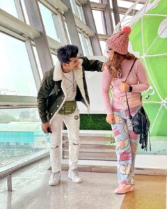 Ashnoor Kaur Instagram - Thanks Delhi, for the freezing breezes and the warm memories✨🥰❤️ 
It was lovely working with you buddyyy @thesiddharthnigam 💪🏻🔥 Swipe to watch our ‘buddy vibes’😂🤪 
.
#AirportLook #WhatIWore #ashnoorstylediaries 
Wearing @pankhclothing
Beanie @juneberry__official
Bumbag @1clickgrab