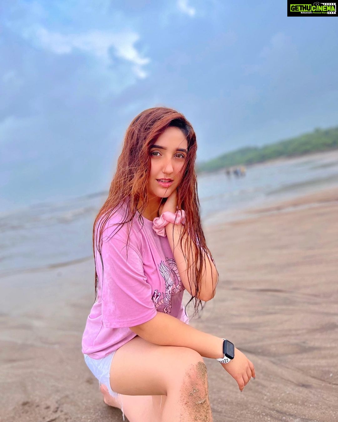 Ashnoor Kaur Instagram - The best kinda mornings🤍 #BeachBaby