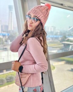 Ashnoor Kaur Instagram - Thanks Delhi, for the freezing breezes and the warm memories✨🥰❤️ 
It was lovely working with you buddyyy @thesiddharthnigam 💪🏻🔥 Swipe to watch our ‘buddy vibes’😂🤪 
.
#AirportLook #WhatIWore #ashnoorstylediaries 
Wearing @pankhclothing
Beanie @juneberry__official
Bumbag @1clickgrab