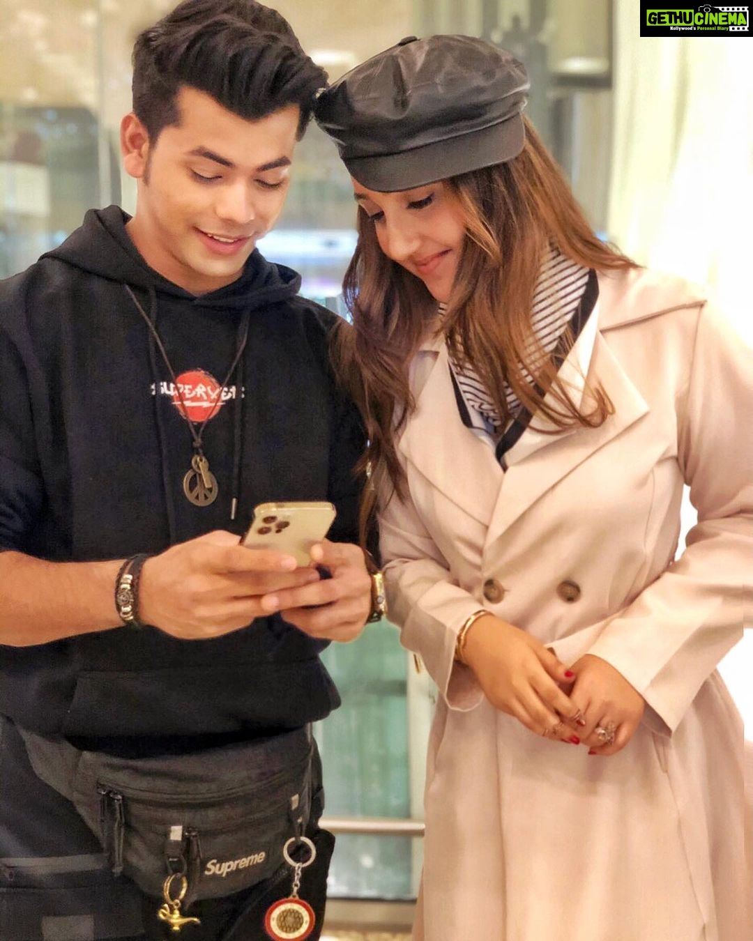 Ashnoor Kaur Instagram - Off to Delhi, meri birthplace😁 To take the thand ke mazzeee!!! Let’s rock our first project together @thesiddharthnigam 🤗💃🏻 #AirportLook #WhatIWore Outfit @frenesifashion Jewellery @jewelsgalaxy 📸 @kauravneet79 & @vibhanigam6775