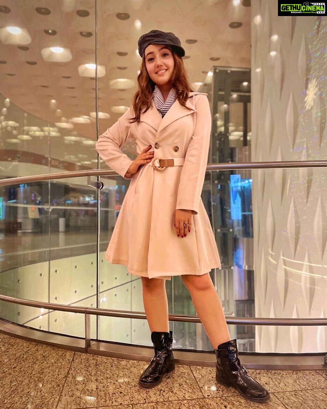Ashnoor Kaur Instagram - Off to Delhi, meri birthplace😁 To take the thand ke mazzeee!!! Let’s rock our first project together @thesiddharthnigam 🤗💃🏻 #AirportLook #WhatIWore Outfit @frenesifashion Jewellery @jewelsgalaxy 📸 @kauravneet79 & @vibhanigam6775