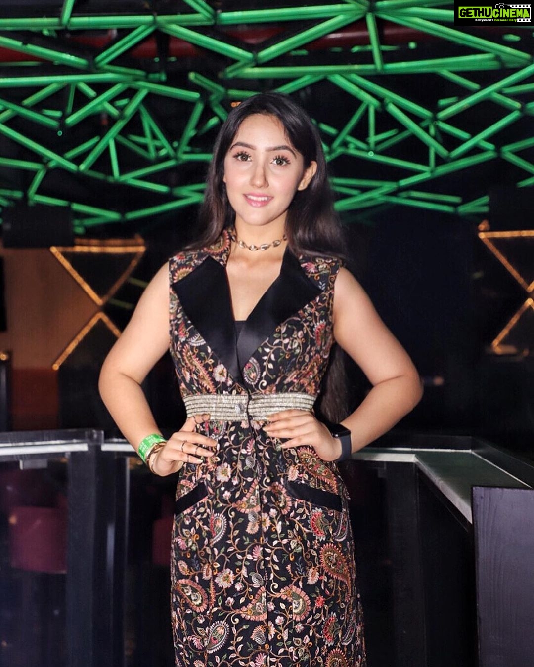 Ashnoor Kaur Instagram - Be a queen, keep your head high, and carry your invisible crown always❤️✨ . . #ootn #whatiwore ✨ Styled by @drashtidiwan @poonam__diwan Outfit @colorstorybydee Footwear @augusthaofficial 📸 @smileplease_25