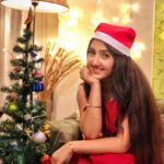 Ashnoor Kaur Instagram - A little smile; a word of cheer, A bit of love from someone near... Little joyous gift from one held dear, Sending positivity for the coming year... Hope we put aside all stress and sickness, Done with that, celebrate a merry Christmas🎄❤️ #MerryChristmas #ashnoorwrites